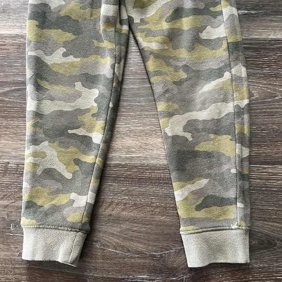 💥3/$15💥 Cat &Jack Camo Sweatpants - Picture 3 of 6
